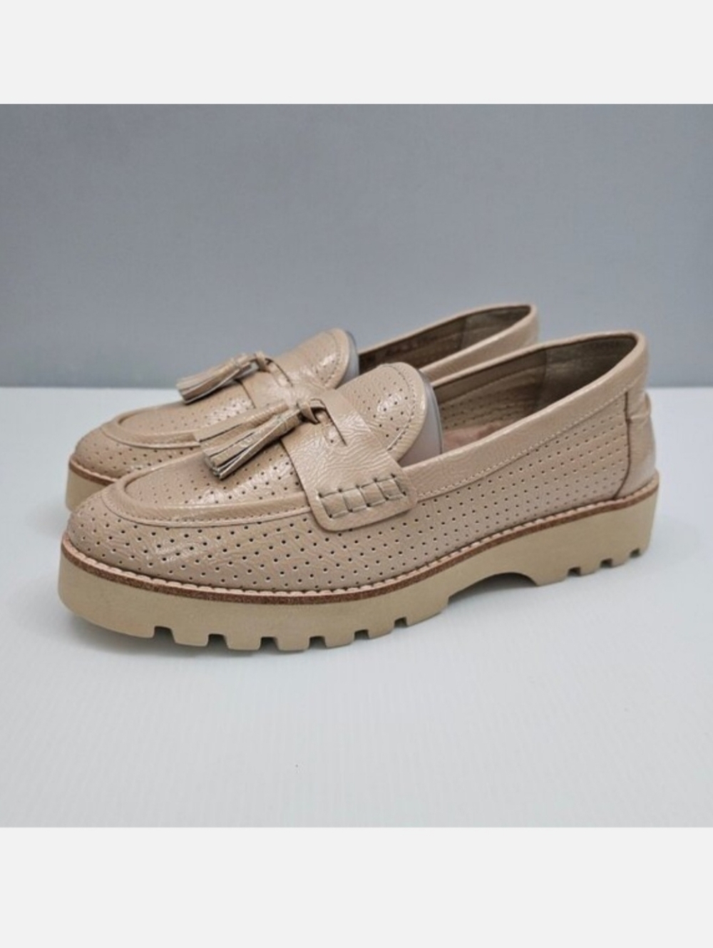 Donald Pliner Haarle Lug Sole Tassel Loafer Womens 9 Sand Tan Platform NEW